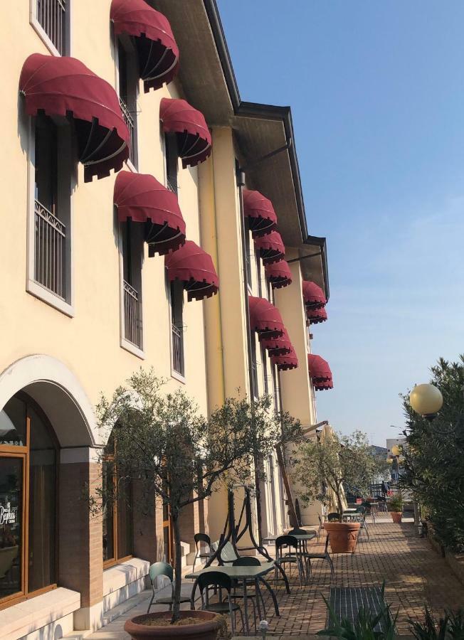 Hotel Scaligero Sommacampagna Exteriör bild